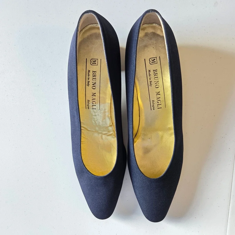 Vintage Bruno Magli Navy Pumps 8 AA Made in Italy Bologna Gold Heel Leather Sole